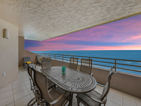 On Beach Vacation Condo Two Bedrooms in Marco Marco Island